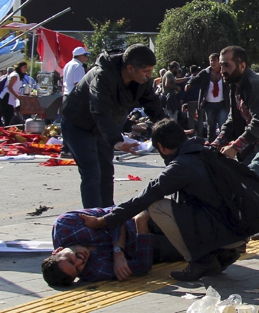 فيديو: عشرات الجثث والأشلاء تملأ شوارع أنقرة بعد تفجيرين 